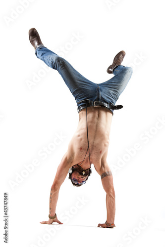 Photo: Musik hörender junger Mann im Handstand Musik hörender junger Mann im Handstand