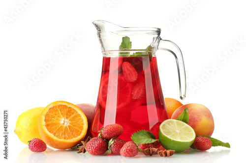 Foto: sangria in jar with fruits, isolated on white sangria in jar with fruits, isolated on white