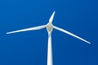 Foto: wind turbine in front of blue sky wind turbine in front of blue sky