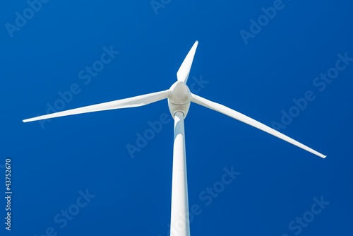 Foto: wind turbine in front of blue sky wind turbine in front of blue sky