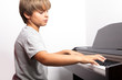 Foto: Young boy playing piano Young boy playing piano