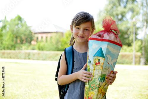 Photo: Mädchen mit Zuckertüte Mädchen mit Zuckertüte