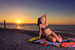 Ragazza all'alba in spiaggia