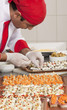 Foto: chef garnishing canapes chef garnishing canapes