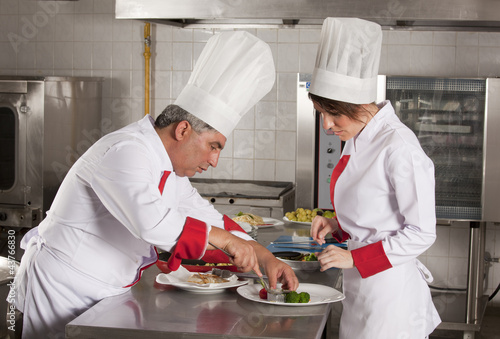 Foto: Two chefs at work in a restaurant Two chefs at work in a restaurant