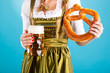 Junge Frau in traditionellem Dirndl oder Tracht