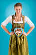 Junge Frau in traditionellem Dirndl oder Tracht
