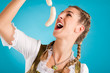 Junge Frau in traditionellem Dirndl oder Tracht