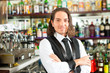 Barista oder Barkeeper hinter der Theke