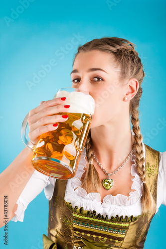 Photo: Junge Frau in traditionellem Dirndl oder Tracht Junge Frau in traditionellem Dirndl oder Tracht