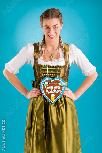 Photo: Junge Frau in traditionellem Dirndl oder Tracht Junge Frau in traditionellem Dirndl oder Tracht