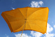 gelber Sonnenschirm