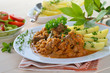 Szegediner Gulasch mit Salzkartoffeln und kleinem Salat