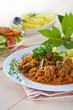 Szegediner Gulasch mit Salzkartoffeln und kleinem Salat