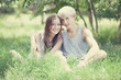 Foto: Young teenage couple in green park. Young teenage couple in green park.