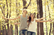 Foto: Teen couple at autumn park. Teen couple at autumn park.