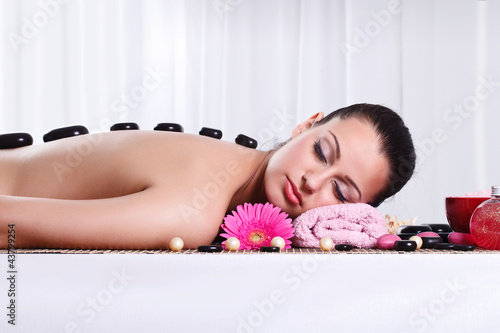 Foto: Relaxed woman in spa center Relaxed woman in spa center