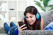 Foto: teenager girl listening to music teenager girl listening to music