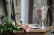 Taufbecken mit Taufkelch und Rosen