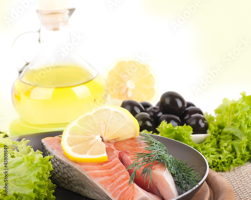Foto: A trout is fried with a pepper and basil, tomatoes A trout is fried with a pepper and basil, tomatoes