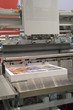 Schneidemaschine in einer Druckerei