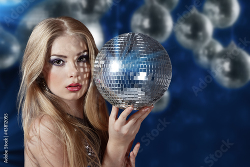 Foto: Young woman holding disco ball Young woman holding disco ball