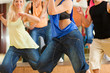 Zumba - junge Leute tanzen in Tanzstudio