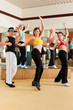 Zumba - junge Leute tanzen in Tanzstudio