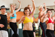 Zumba - junge Leute tanzen in Tanzstudio