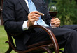 Auspannen mit Wein und Zigarre