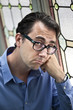 Jeune, homme, contrarié, échec, mécontent, triste