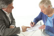 Photo: Signature d'un contrat - Personne âgée Signature d'un contrat - Personne âgée
