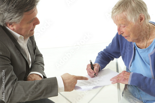 Photo: Signature d'un contrat - Personne âgée Signature d'un contrat - Personne âgée