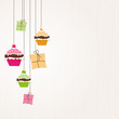 Cupcakes und Geschenke hängen am Band
