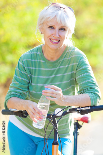 Foto: mature woman with bicycle mature woman with bicycle