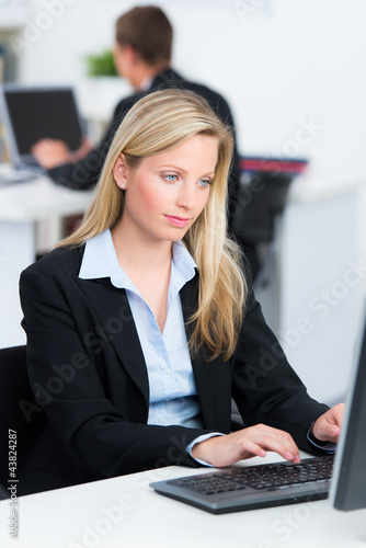 Foto: aufmerksam am computer arbeiten aufmerksam am computer arbeiten