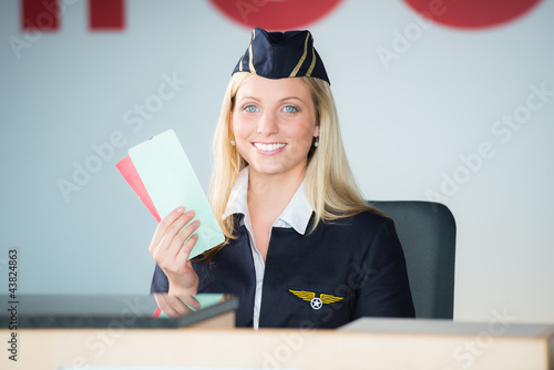 Photo: freundliche flugbegleiterin mit boardkarten freundliche flugbegleiterin mit boardkarten