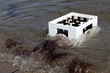 Foto: Bierkasten im Wasser kühlen Bierkasten im Wasser kühlen