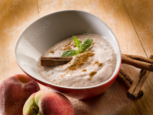 Foto: peach mousse with cinnamon and mint leaf peach mousse with cinnamon and mint leaf