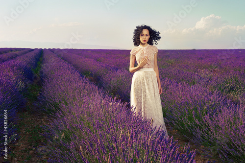 Foto: Romantic woman in fairy lavender fields Romantic woman in fairy lavender fields