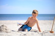 Junge spielt am Strand