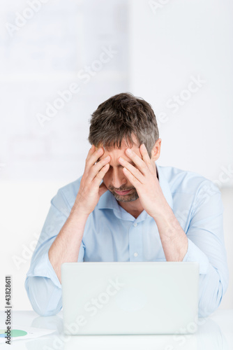 Photo: verzweifelter geschäftsmann am laptop verzweifelter geschäftsmann am laptop