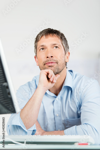 Foto: lächelnder mann am computer lächelnder mann am computer