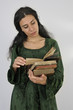 Foto: Frau liest ein Buch Frau liest ein Buch
