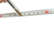 bricoleur avec mètre et stylo