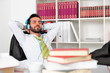 Geschäftsmann im Büro hört entspannt Musik