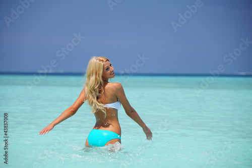 Foto: woman playing in water woman playing in water
