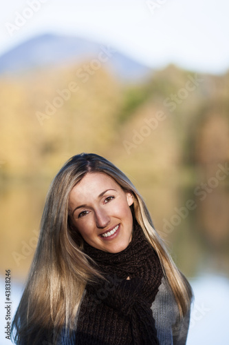 Foto: Blonde Frau am Herbsttag Blonde Frau am Herbsttag