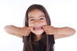 enfant fait des grimasses et tire la langue