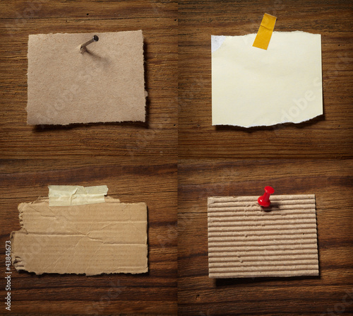 Foto: note paper on wooden wall blank note paper on wooden wall blank